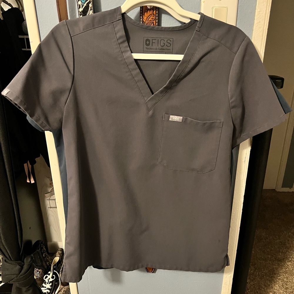 Figs scrub top